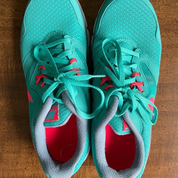 Nike Sneakers Size 9 - Picture 2 of 3